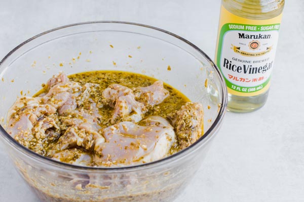 chicken marinading in pesto and vinegar